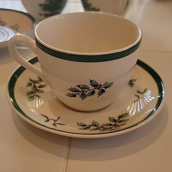 Vintage Spode Christmas tea/saucer 7oz. Set of 4 - Picture 2 of 11